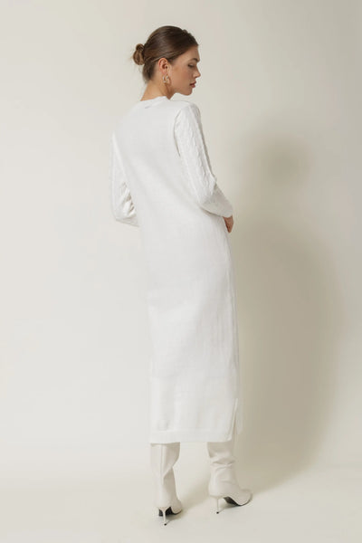 oversize-white-long-sleeve-sweater-dress-with-slits